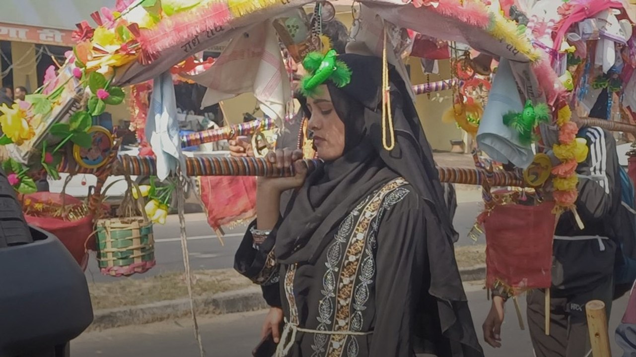 बुर्के में कांवड़ लेकर निकली तमन्ना