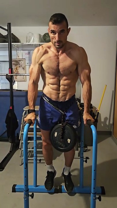 Major Gérald fait une série de dips lestés de 20 kilos !
