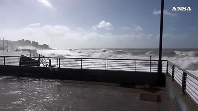 Maltempo in Calabria, mareggiata lungo la costa nel Cosentino