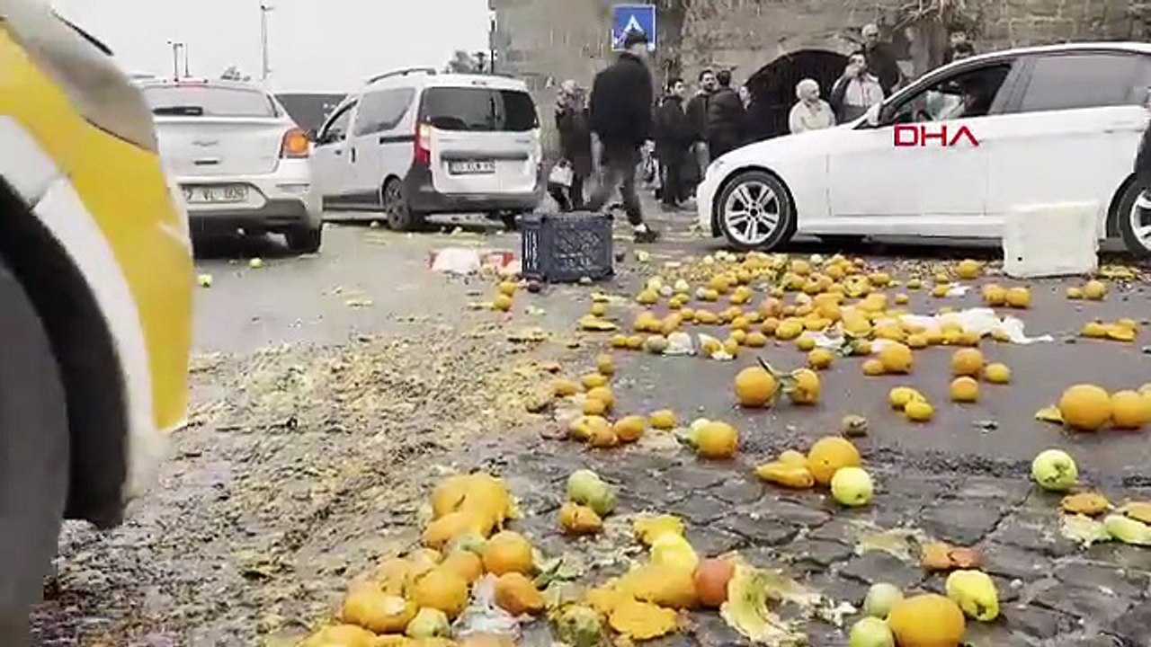 Diyarbakır’da seyyar satıcılarla, tezgahlarını alan zabıta ekipleri arasında gerginlik