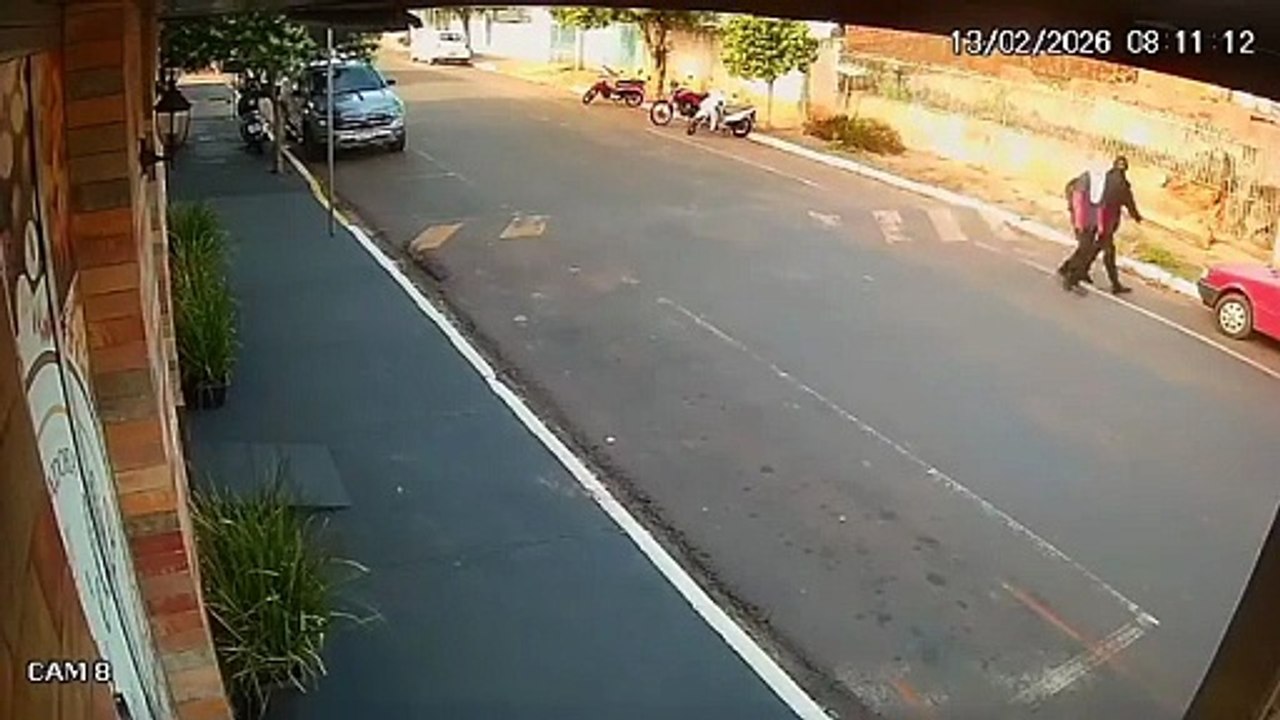 Comerciante com pedaço de pau coloca dupla para correr em tentativa de roubo em Alto Piquiri.