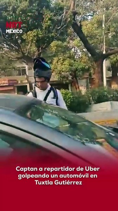 🚨📹 En Tuxtla Gutiérrez, un repartidor de aplicación fue captado cuando descendió de su motocicleta y golp3ó con el casco la ventana de un automóvil en el bulevar Ángel Albino Corzo, a la altura de Las Palmas ⚠️.
