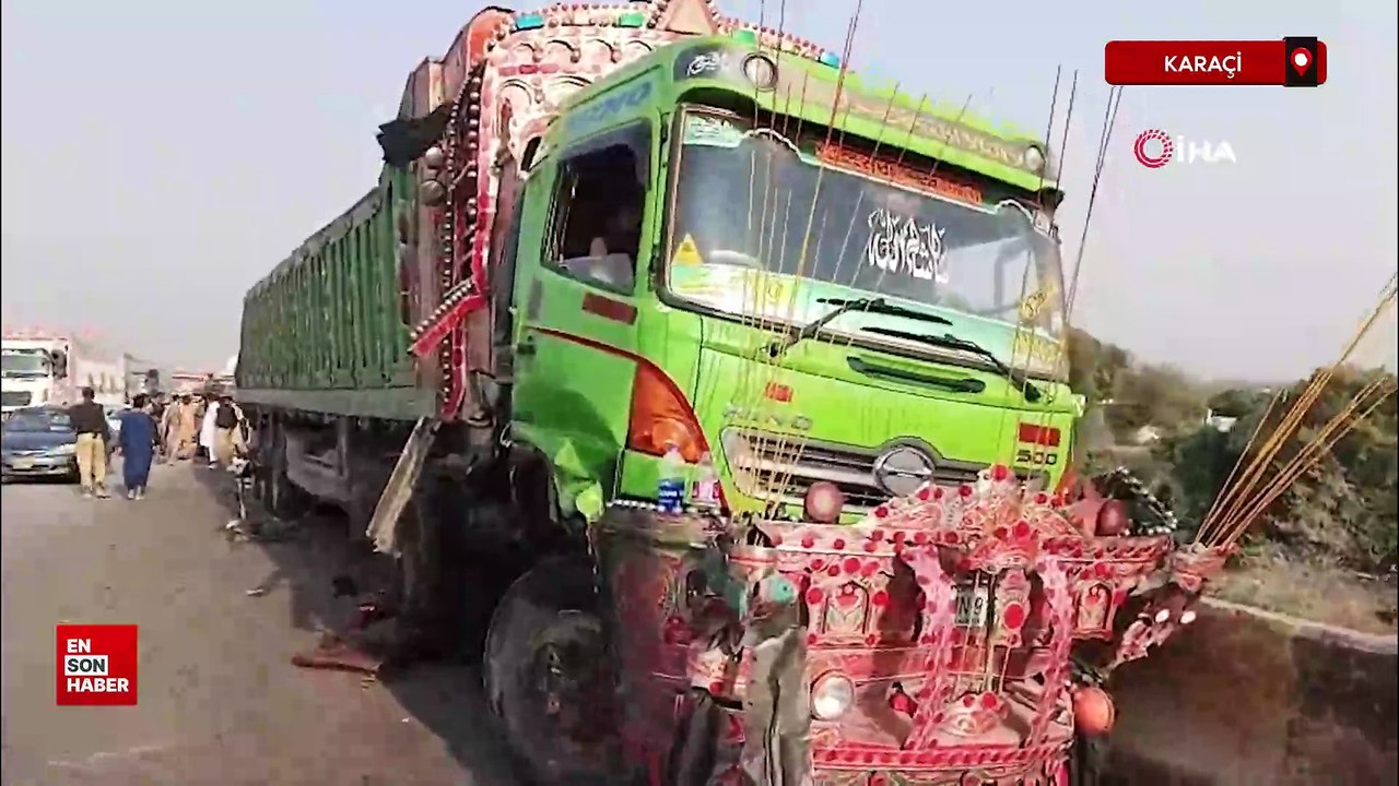 Pakistan'da petrol tankeri minibüsün üzerine devrildi