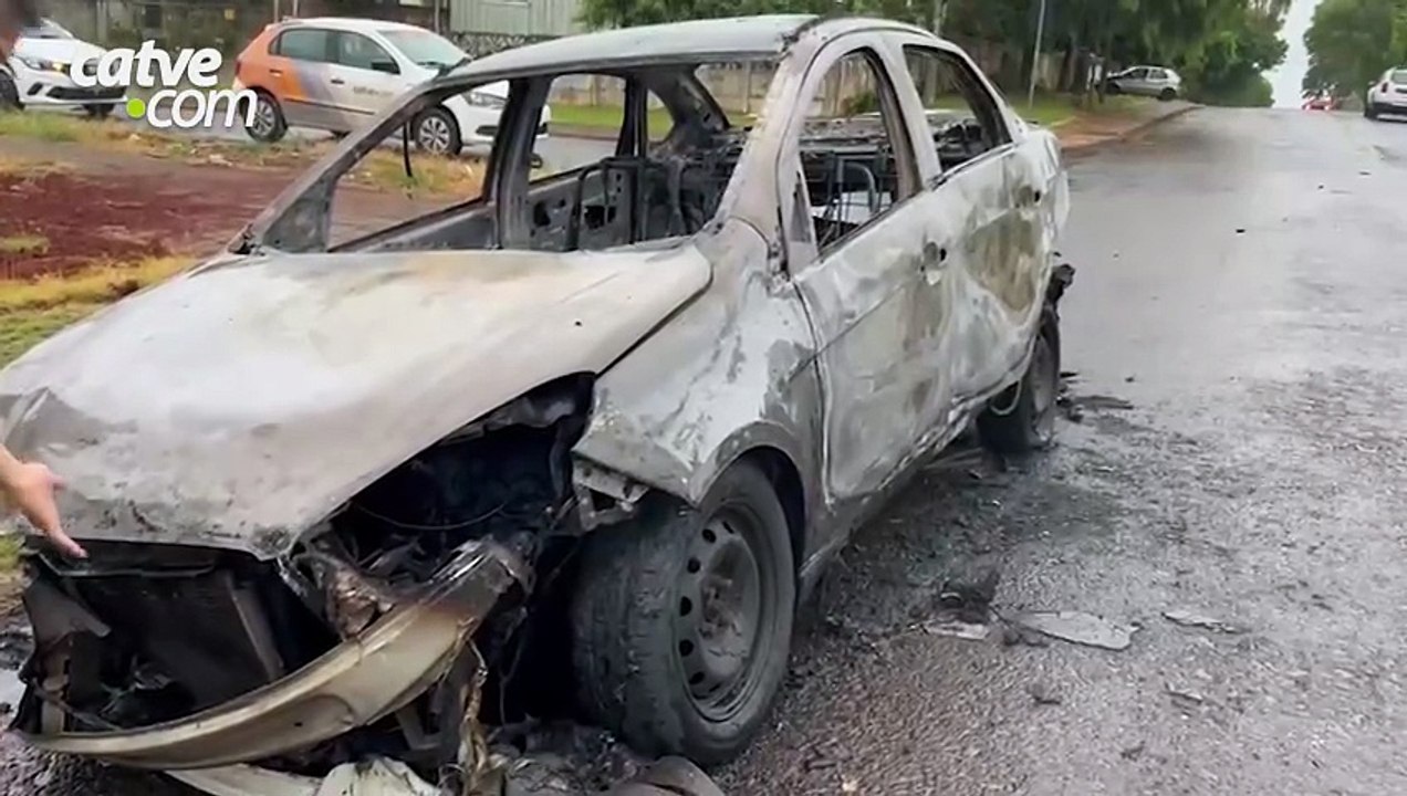 Carro é destruído por incêndio após acidente no bairro Pacaembu em Cascavel