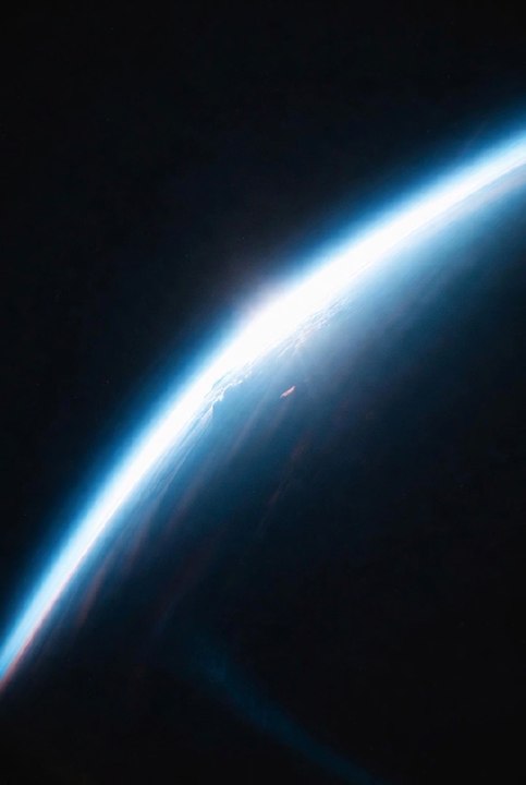 لماذا الفضاء مظلم رغم وجود الشمس؟ 🌌 سر مذهل في 20 ثانية!