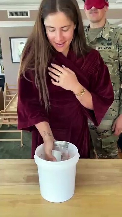 Soldier returns home to surprise pregnancy news 😳😍😍