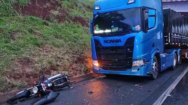 Colisão entre carro, moto e caminhão deixa jovem ferido na BR-277 em Cascavel