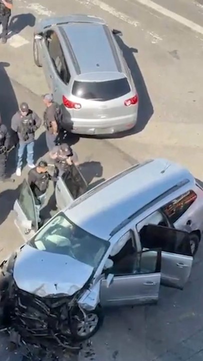 Burglary suspects smash car into bus while fleeing police