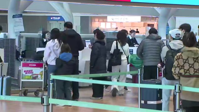 설 연휴 첫날 인천국제공항 북적...오늘 23만9천 명 몰려 / YTN