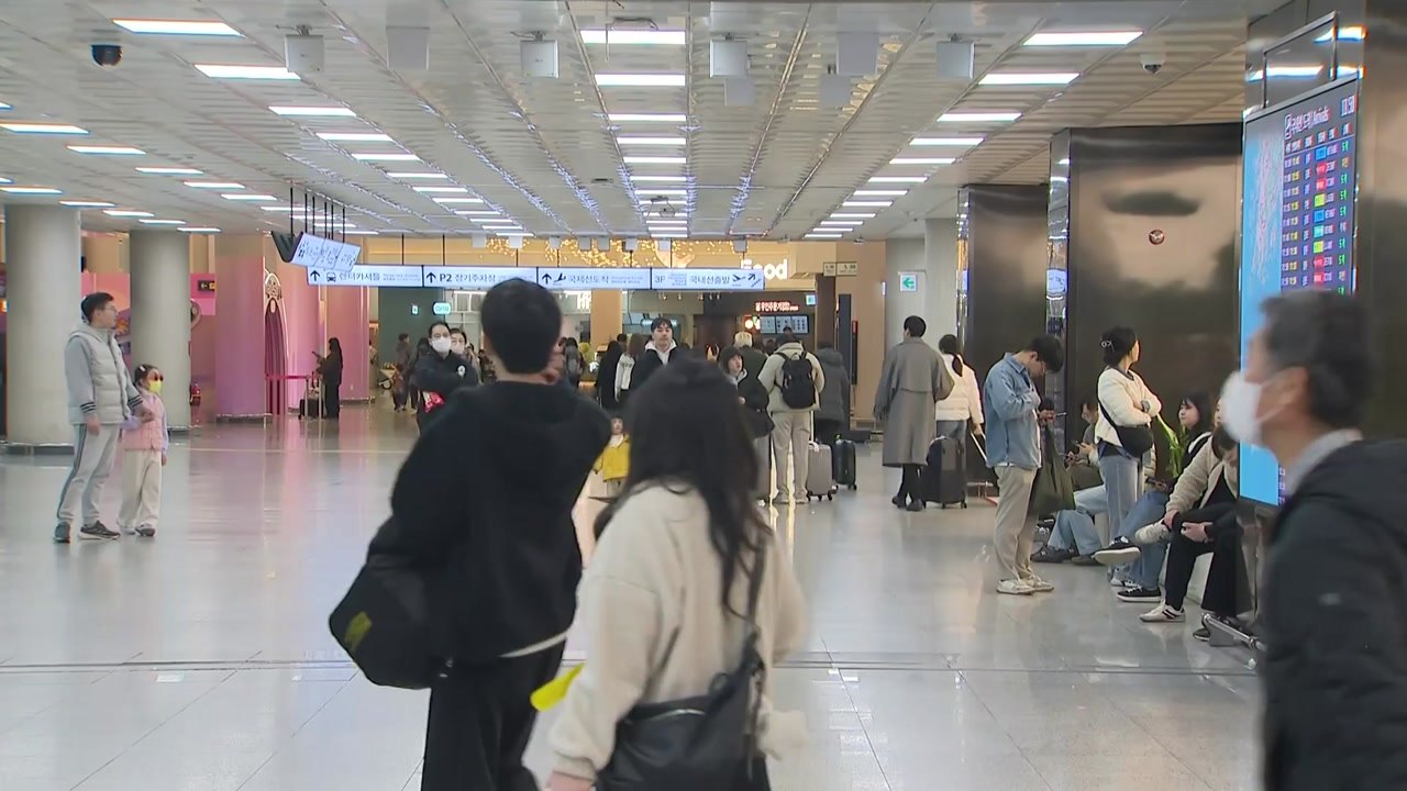 설레는 귀성길...활기찬 제주 공항 / YTN