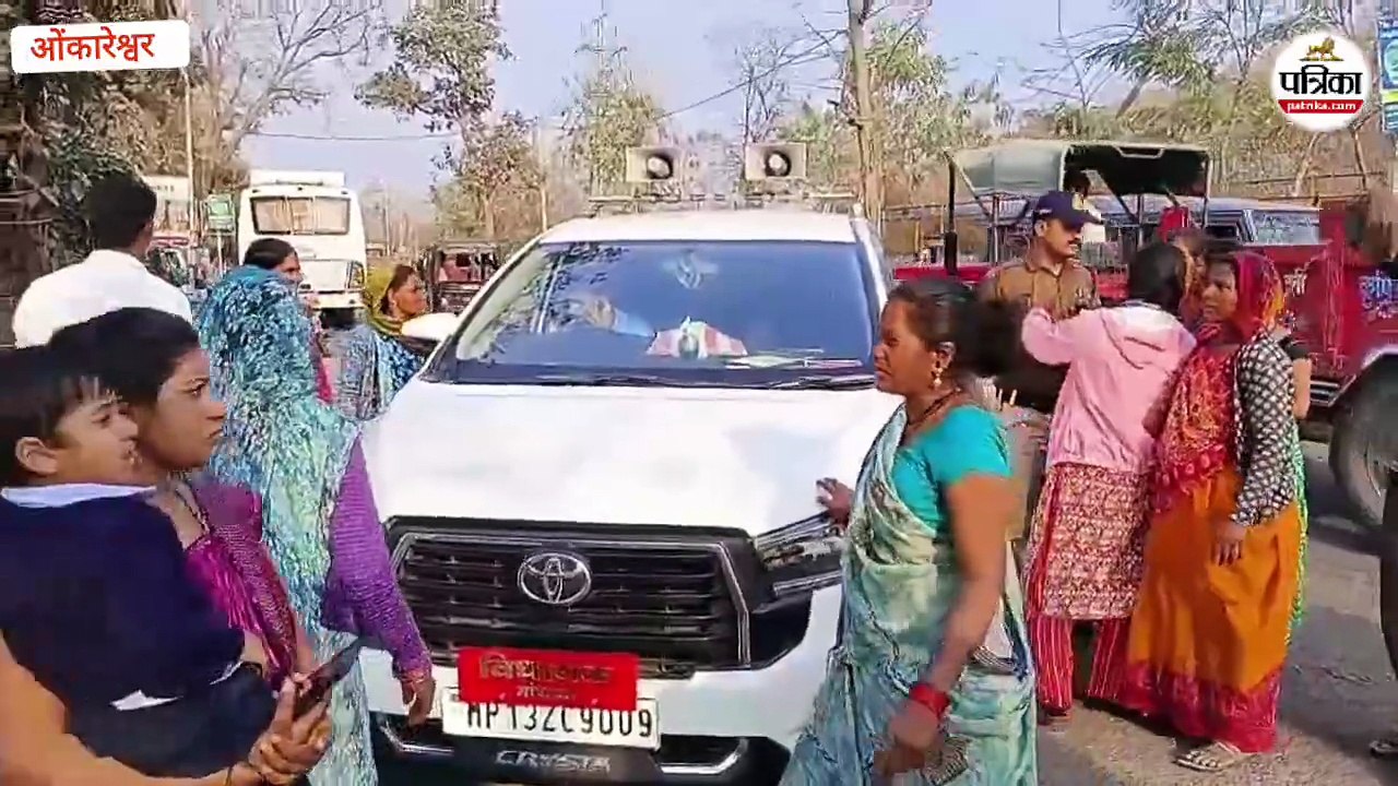 सडक़ किनारे मसाला कारोबार पर कार्रवाई से बवाल, दुकानदारों ने किया विधायक का घेराव