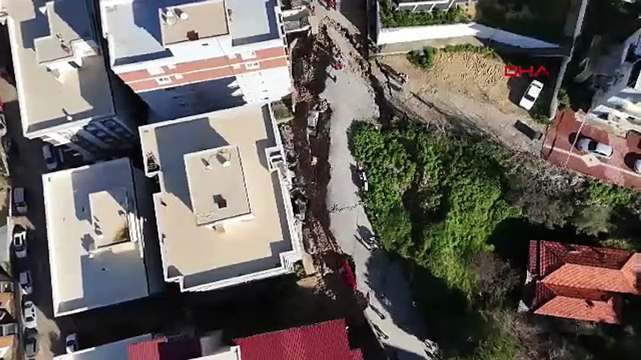 İzmir’de toprak kayması; 2 bina ve 7 araç zarar gördü