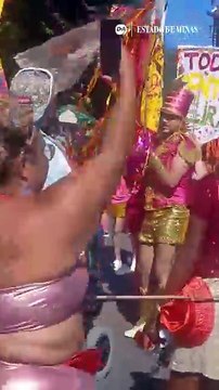 Djonga dança no Então, Brilha! ao som de Carnaval , sucesso da Marina Sena