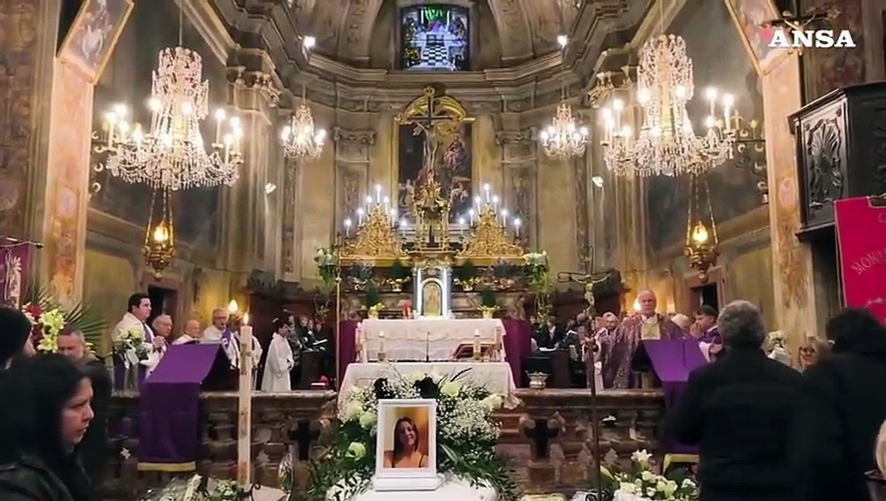 Nizza Monferrato, bara bianca per l'ultimo saluto a Zoe