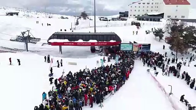 Erciyes Kayak Merkezi’nde hafta sonu yoğunluğu: Pistler kayak severlerle doldu taştı