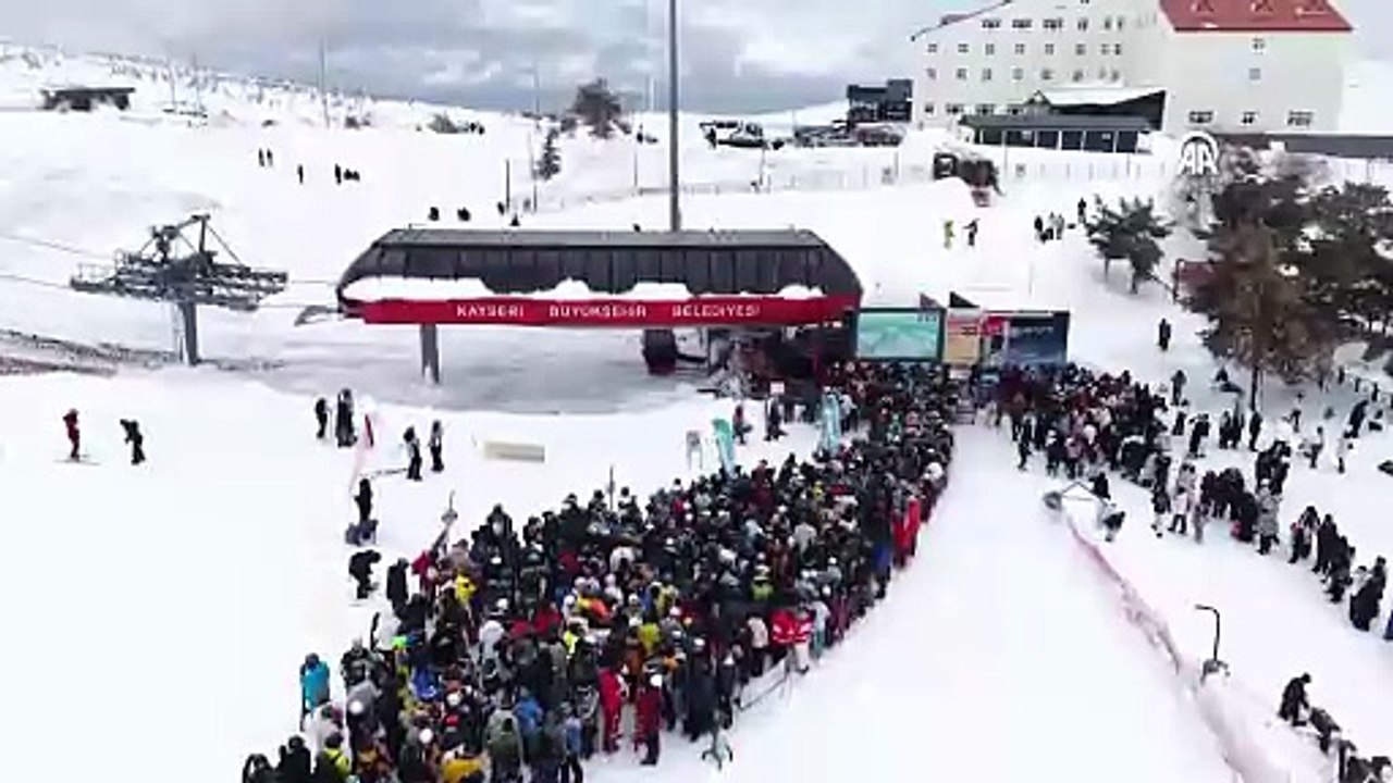 Erciyes Kayak Merkezi’nde hafta sonu yoğunluğu: Pistler kayak severlerle doldu taştı