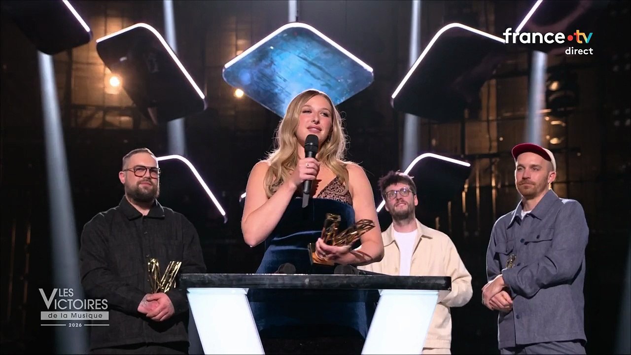 Helena reçoit le prix de la Meilleure chanson originale de l'année aux Victoires de la musique 2026.
