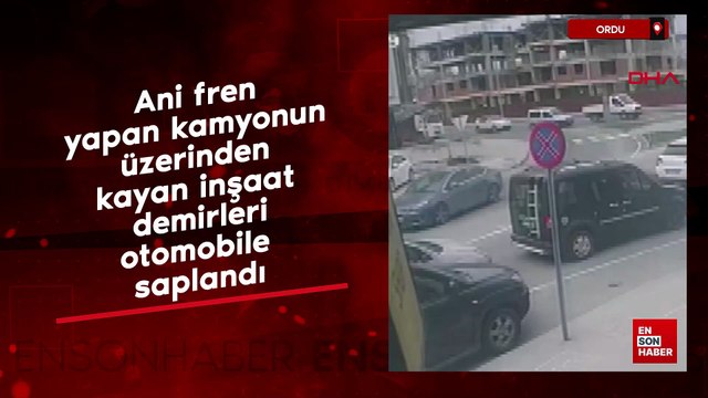 Ordu'da Ani fren yapan kamyonun üzerinden kayan inşaat demirleri otomobile saplandı