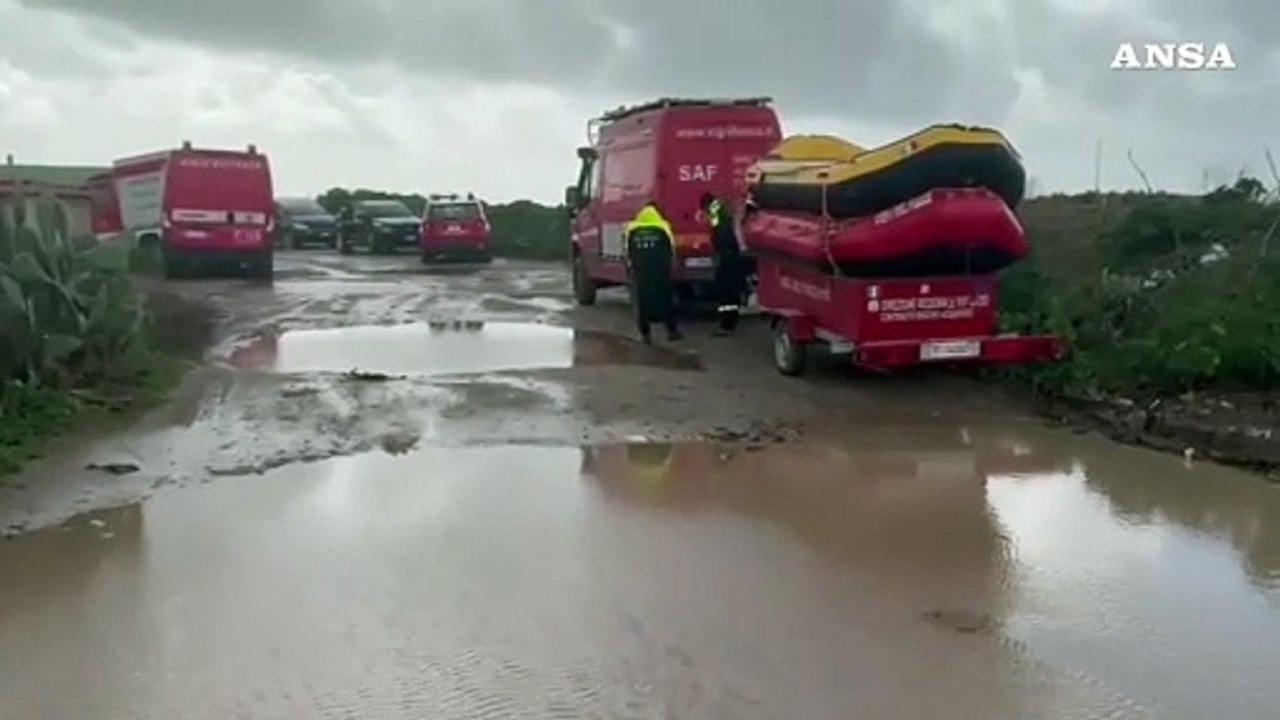 Maltempo a Fiumicino, allagamenti per la mareggiata alla foce del Tevere