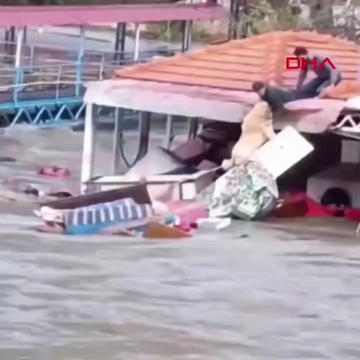Antalya’da kuvvetli yağış 6 ilçede hasara neden oldu, mahsur kalan hayvanlar kurtarıldı.