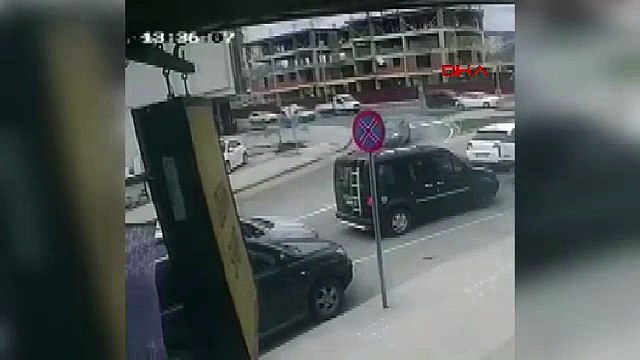 Ölümle burun buruna! İnşaat demirleri otomobilin içine saplandı