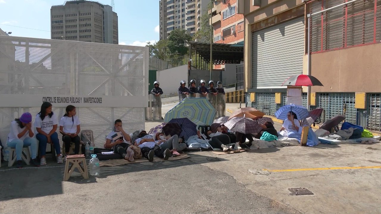 Las familias de los venezolanos encarcelados inician una huelga de hambre y exigen al Gobierno que los libere.