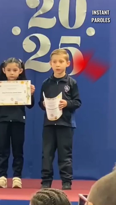 La réaction de ce petit garçon en voyant son père lors de sa remise des diplômes