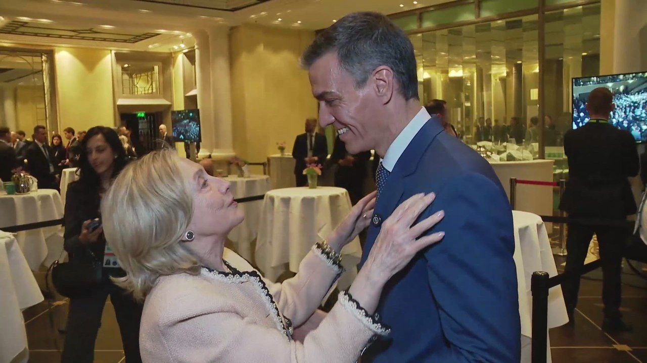 El saludo viral de Pedro Sánchez y Hillary Clinton en la Conferencia de Seguridad de Múnich