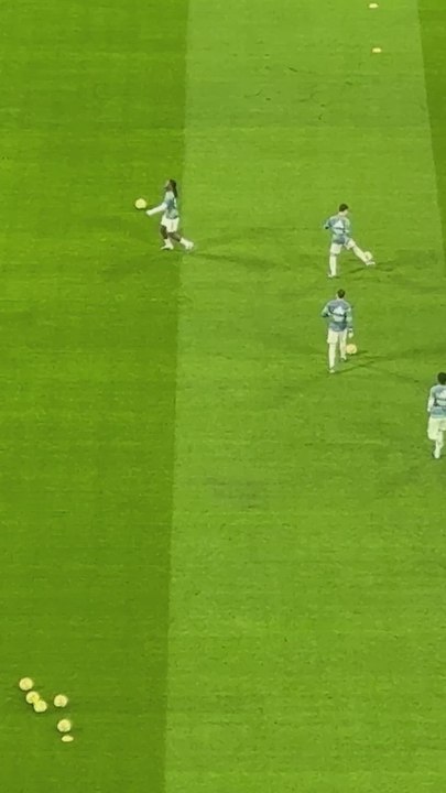 Aplausos en el Bernabéu cuando el Madrid sale a calentar