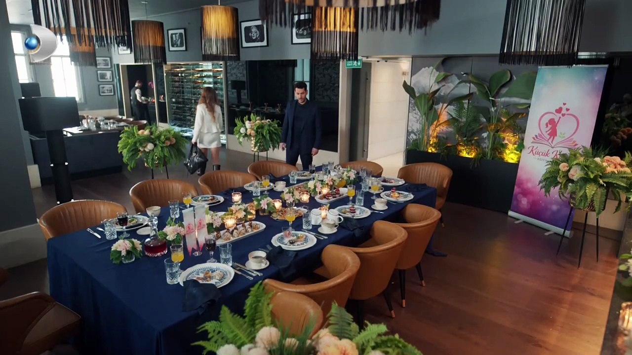 Otele girmeye çalışan Ebru, ablasını rezil ediyor! Güller ve Günahlar 17 Bölüm