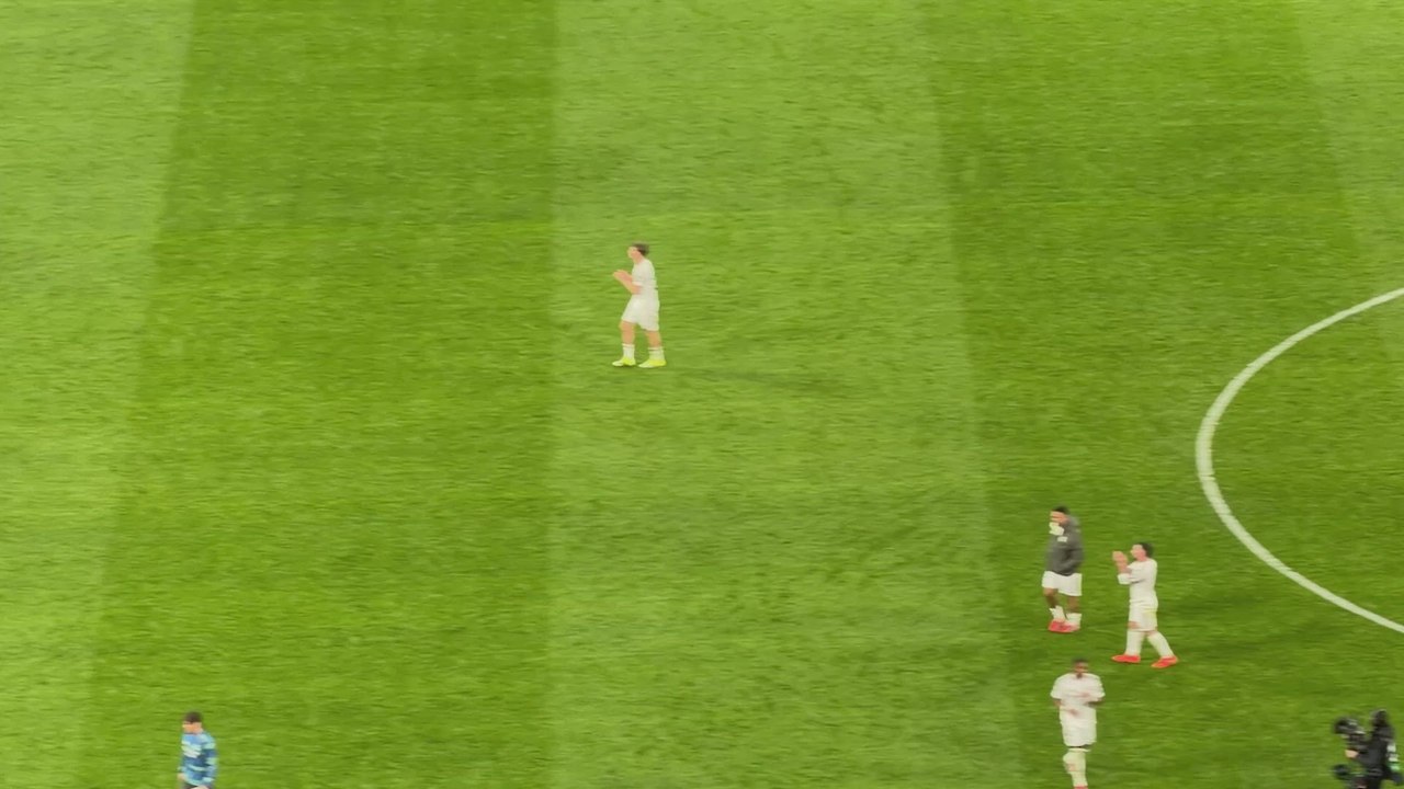 El detalle de Huijsen con el Bernabéu a pesar de los pitos tras el penalti