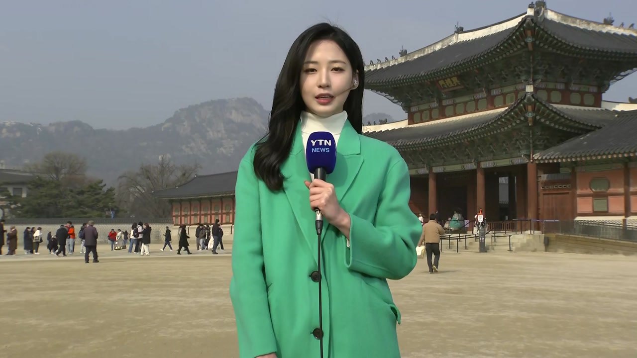 [날씨] 연휴 둘째 날, 초미세먼지 여전...고궁 찾은 시민들 / YTN