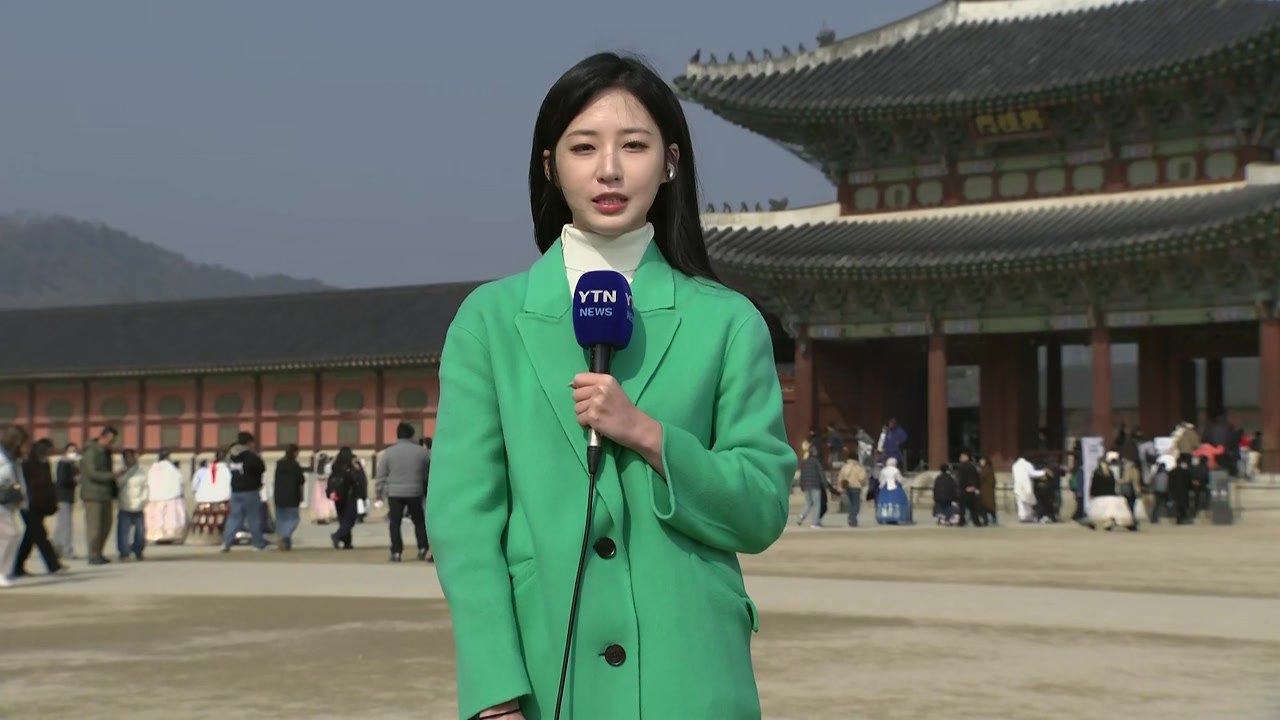 연휴 둘째 날, 고궁 찾은 시민들...초미세먼지 여전 / YTN