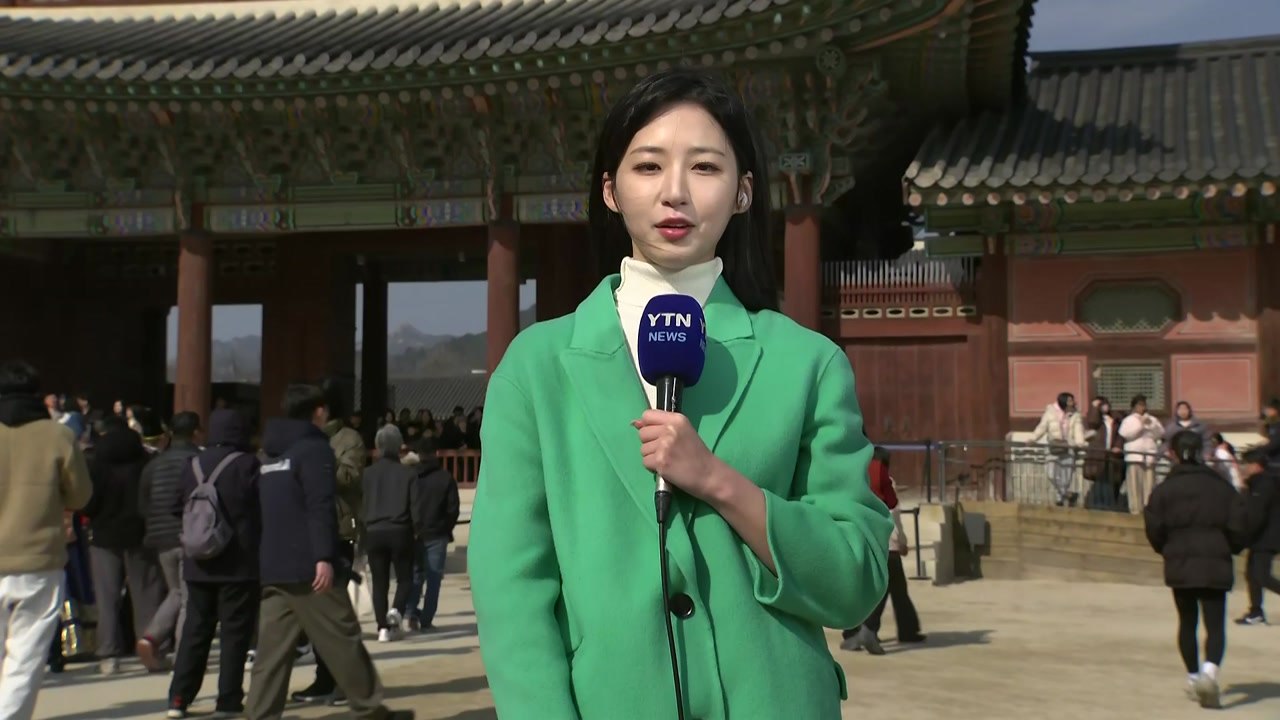 [날씨] 도심 고궁 찾은 시민들...연휴 둘째 날에도 초미세 여전 / YTN
