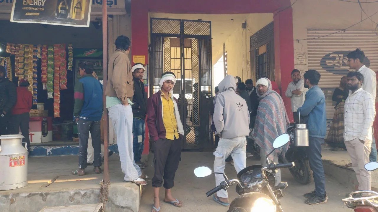थोक विक्रेता परचून की दुकान का शटर तोड़ चोर ले उड़े लाखों का सामान और नकदी