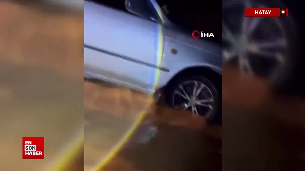 Hatay'da sele teslim olan yollarda araçlar mahsur kaldı