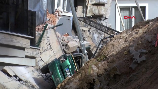 İzmir'de istinat duvarının çöktüğü sokakta çalışmalar sürüyor