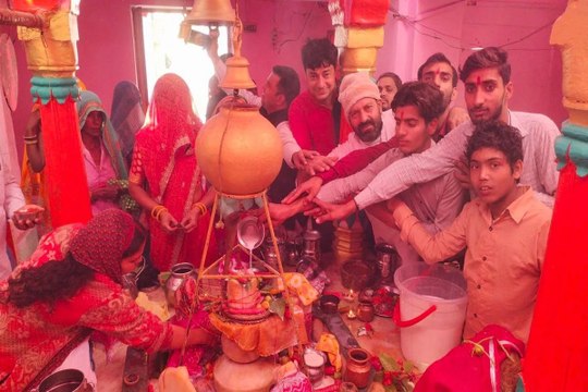 महाशिवरात्रि पर प्राचीन शिव मंदिर में रुद्राभिषेक