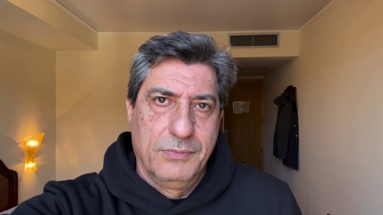 Referendum sulla giustizia, Emilio Solfrizzi ironizza in un video sulla lotta fra destra e sinistra e sulla paura di esprimere le opinioni