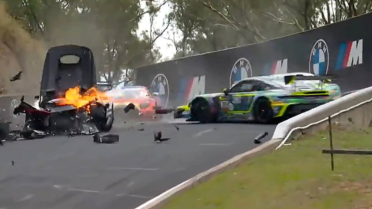 Escalofriante accidente en GT: se queda parado en mitad de la pista... ¡y nadie frena!
