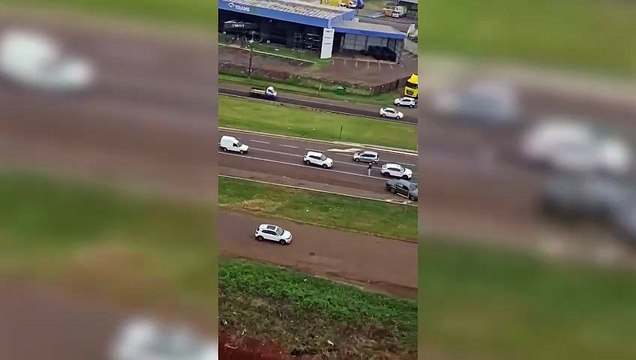 Imagens aéreas mostram apoio do Falcão 14 em abordagem a veículo carregado com celulares escondidos