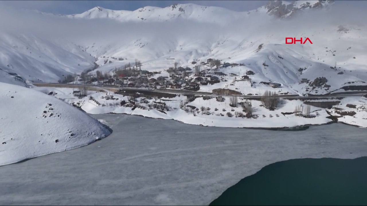 Yüksekova'daki Dilimli Baraj Gölü’nün yüzeyi kısmen buz tuttu