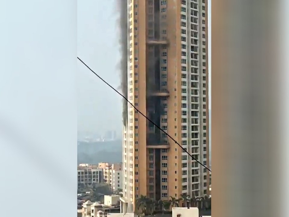 Feuer wütet in 45-stöckigem Hochhaus: Mieter evakuiert