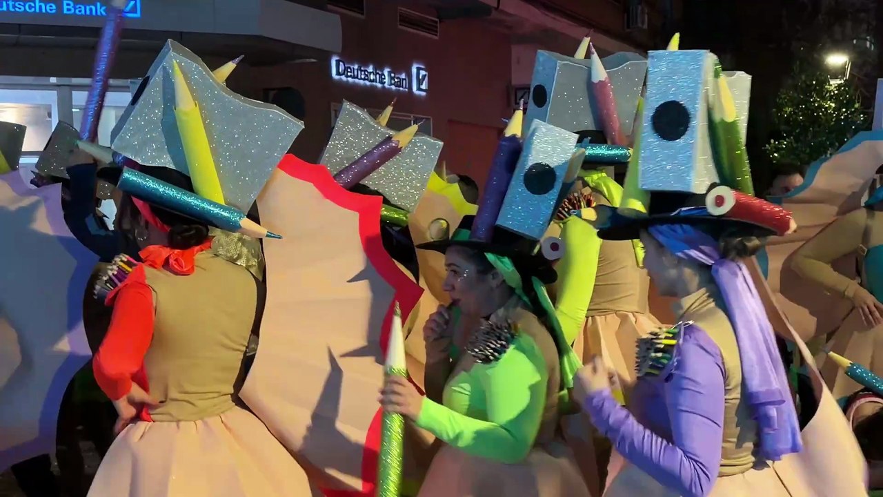 Torrejón celebró su gran sábado de Carnaval bajo una carpa llena: desfile, King África y sardinada popular