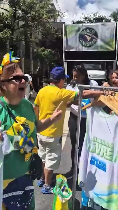 Bloco da Anistia reúne foliões de verde e amarelo em BH