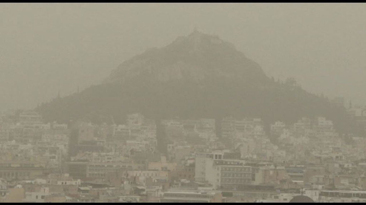 Atene, la capitale greca sotto una coltre di polvere