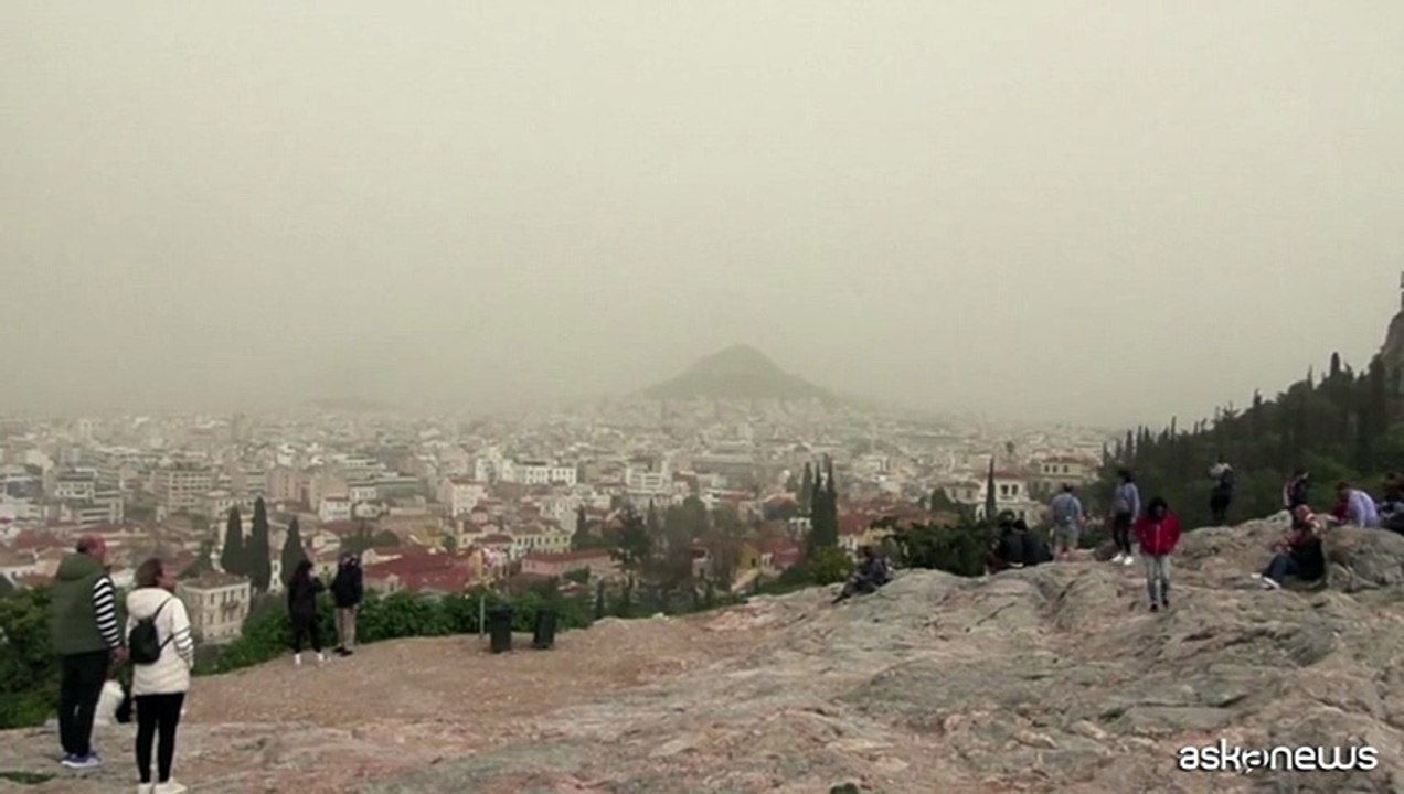 Atene, la capitale greca sotto una coltre di polvere