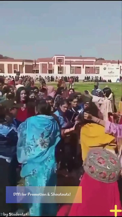 یونیورسٹی آف سرگودھا کے سپورٹس گالا میں طالبات کے دو گروپوں میں تصادم طالبات نے ایک دوسرے کے بال نوچ ڈالےتصادم معمولی تلخ کلامی کے باعث ہوا  یونیورسٹی زرائع