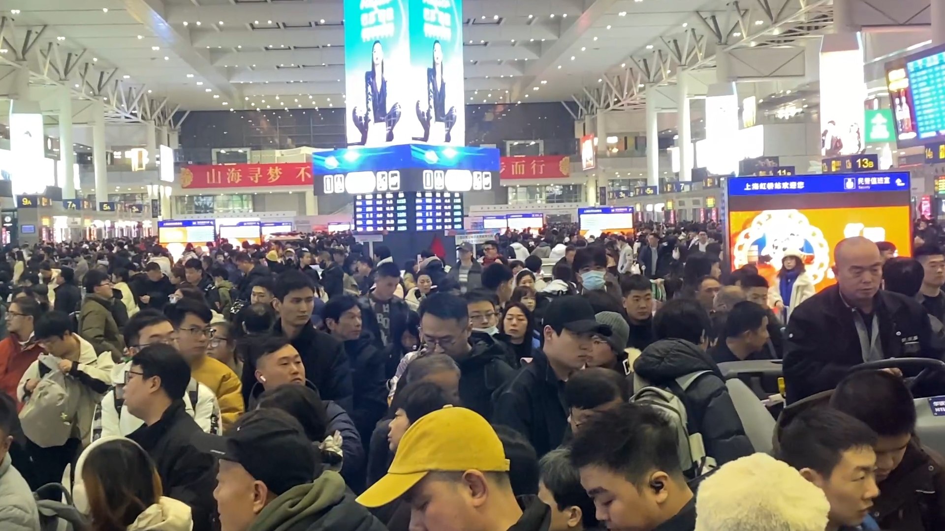 En la v�spera del a�o nuevo chino, salimos de madrugada de la estaci�n de tren de Shanghai, que bull�a como un hormiguero. Hemos viajado durante 12 horas hasta Longkou, al noreste de China. Todo el gigante asi�tico se est� moviendo estos d�as: se estima un r�cord de 9.500 millones de desplazamientos, el mayor �xodo humano del planeta. Este a�o, el Gobierno ha ampliado las vacaciones a nueve d�as, prolongando esa pausa colectiva en la que China, por un instante, deja de producir para volver a casa y descansar. Los trenes que alcanzan los 350 kil�metros por hora cruzan el pa�s con una puntualidad milim�trica. Desde la ventanilla se distinguen aldeas dispersas junto a hileras de rascacielos que surgen en medio de la nada como maquetas a escala real. El desarrollismo desenfrenado que ha vivido China en las �ltimas d�cadas se revela como un fen�meno tangible y visible en cada uno de los 160.000 kil�metros operativos de v�a, 50.000 de alta velocidad, que conectan nucleos urbanos y rurales por todo el pa�s.