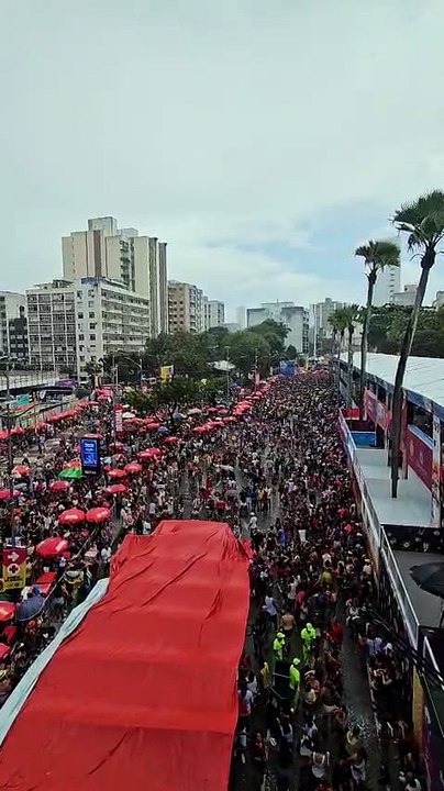 Mesmo com chuva, foliões não abandonam o Circuito do Campo Grande; assista